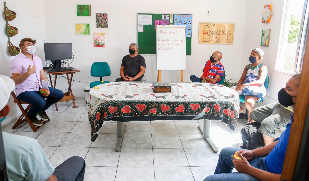 grupo de homens numa roda de conversa